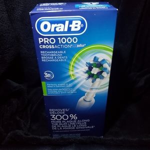 Oral B PRO 1000 Cross Action Rechargeable Toothbrush - White